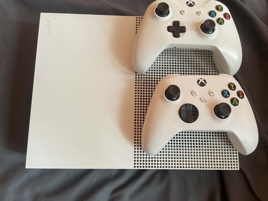 Xboxa one s + dwa pady i kierownice z pedałami