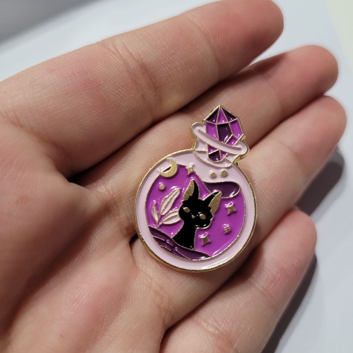 Magiczny eliksir esencja butelka kot magia pin przypinka broszka wicca