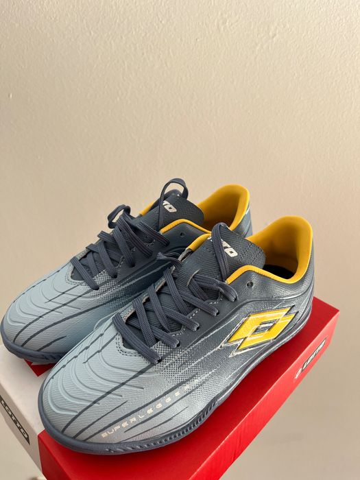 BOTAS DE FUTEBOL RELVA SINTÉTICA (CRIANÇA)