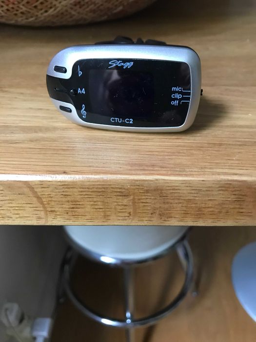 afinador cromático Stagg - CTU - C1 para guitarra