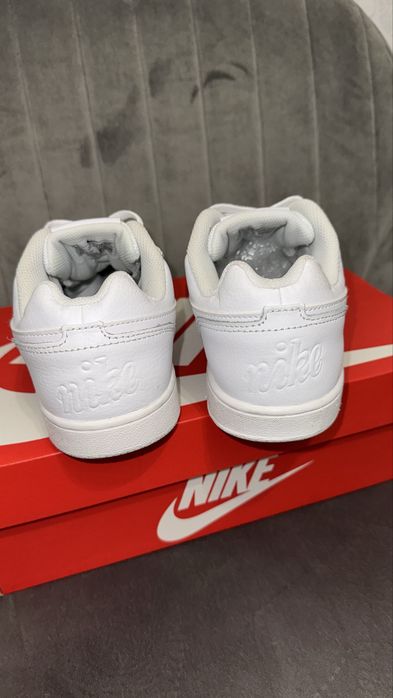 Nike кросівки. Оригінал! Нові. Натуральна шкіра. Розмір 40