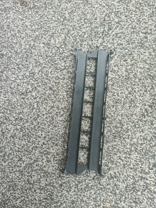 Pociąg na baterie jeżdżący po plastikowych torach