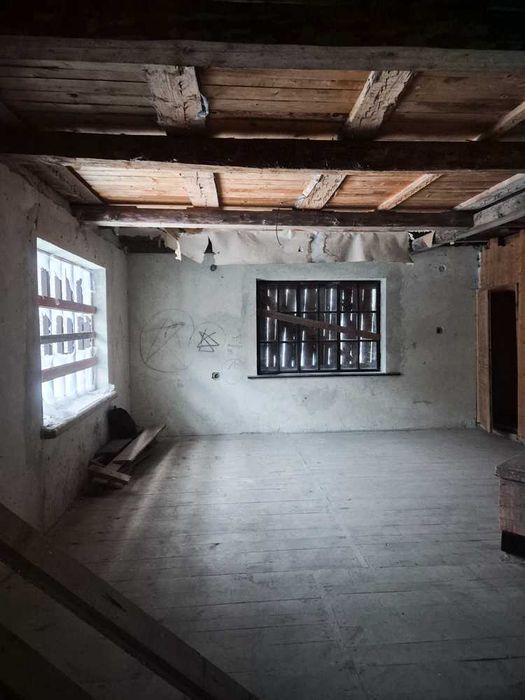 Будинок з ділянкою біля гір