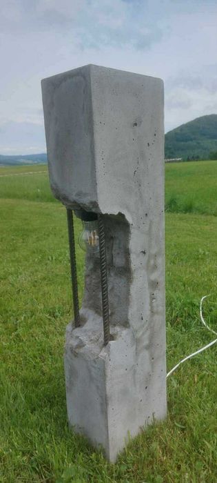 Sprzedam lampę ogrodową z betonu.