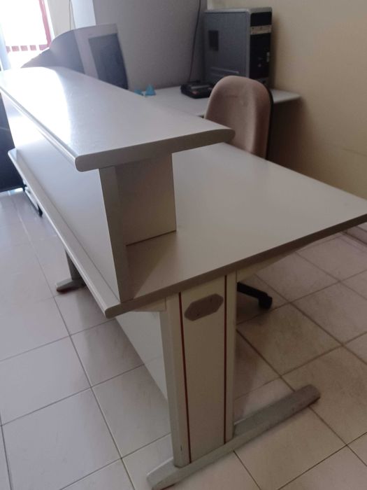 Secretária com balcão