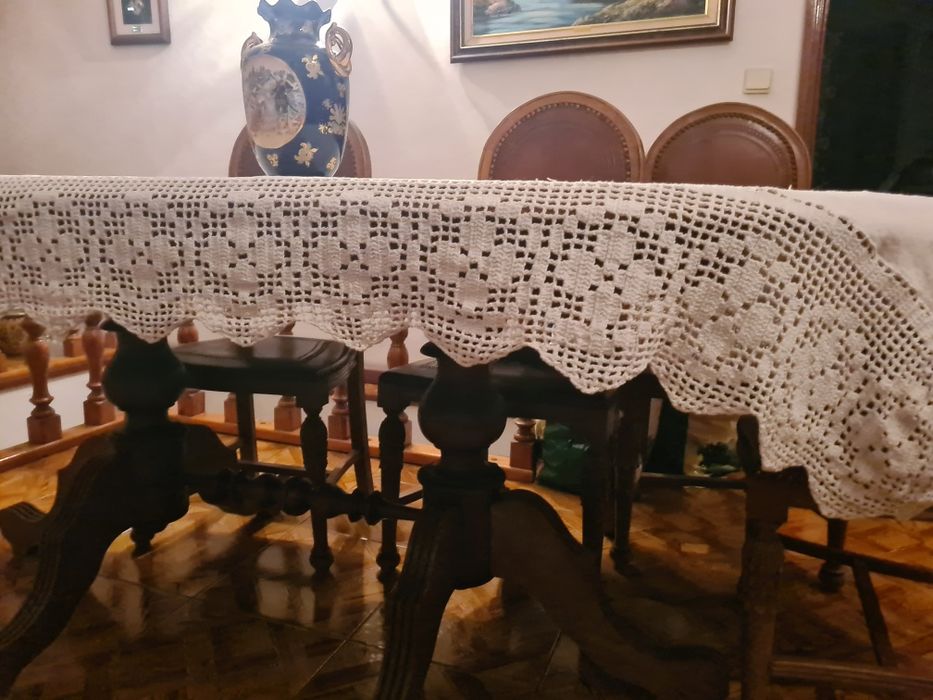 Mesa sala oval com a possibilidade de fechar com 6 cadeiras . Vendo com toalha