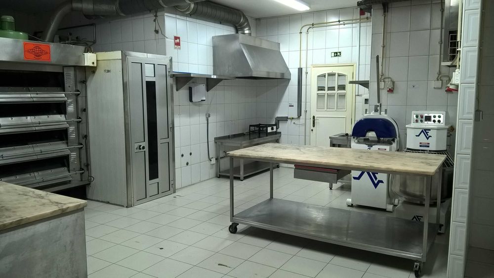 Mobília, equipamentos e ferramentas de hotelaria e restauração.