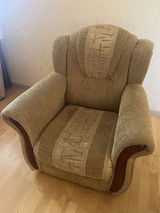 Продам диван та два крісла