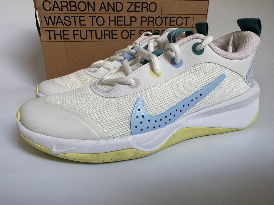 Nowe sneakersy Nike Omni Multi-Court GS białe beżowe 35,5