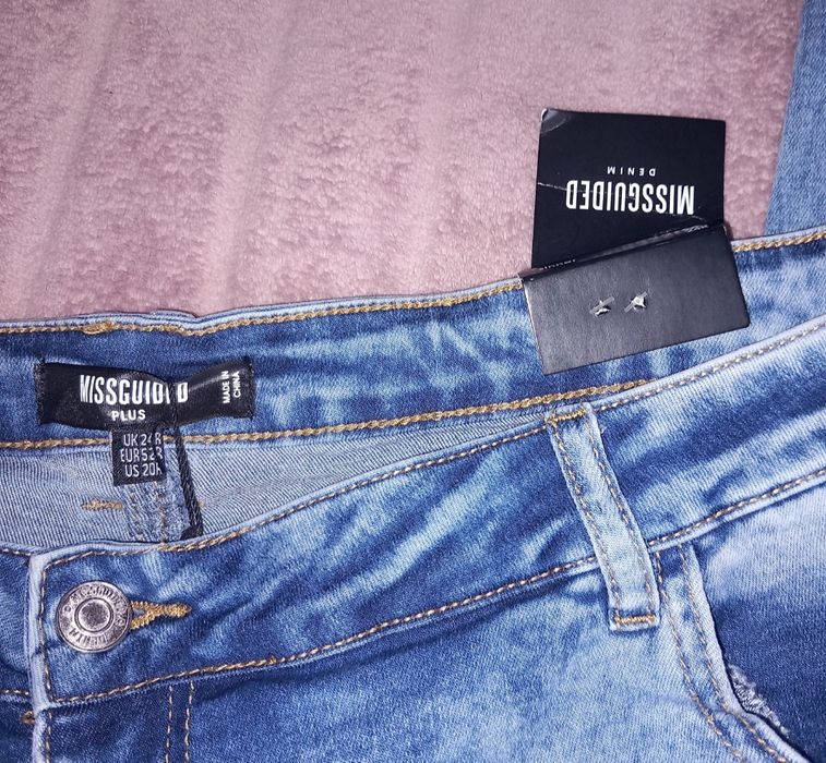 Gumowane spodnie jeans cieniowane z dziurami marmurkowe nowe r 52
