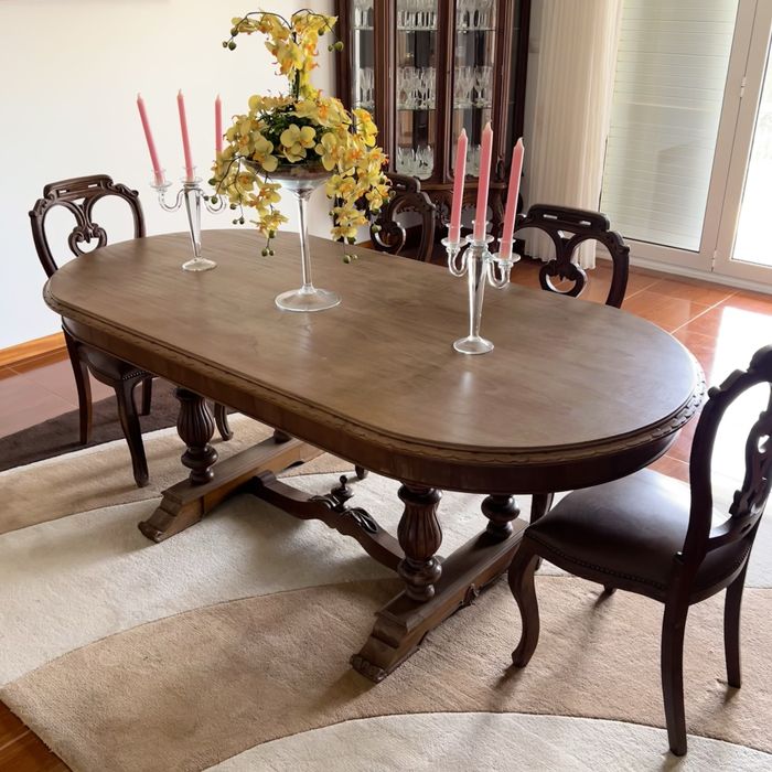 Mesa de Jantar Oval em Madeira Massiça + 4 Cadeiras Trabalhadas