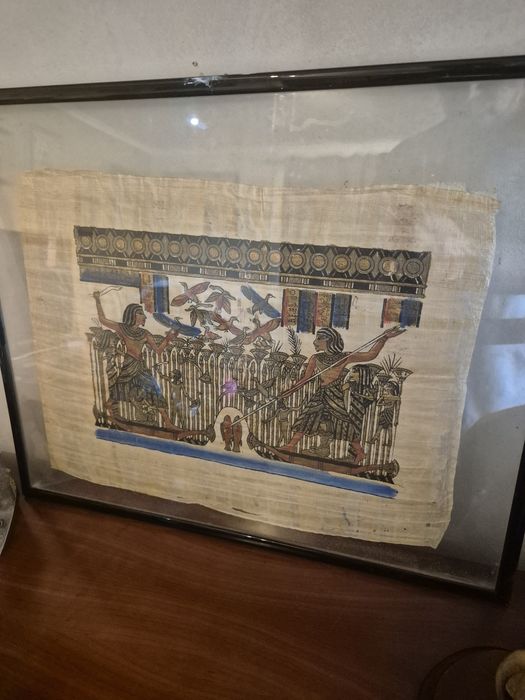 Arte quadro em papiro egipcio com sena de caça e com modura em vidro visivel dos dois lados