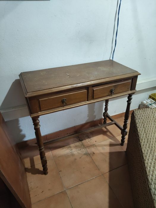 Mesinhas de madeira antigas e outros.