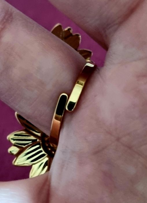 Anel dourado, em aço, formato de 3 lindas flores. Ajustável