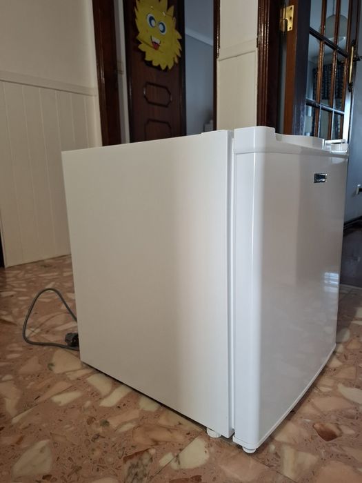 Frigorífico Selecline compacto – impecável e a funcionar na perfeição!