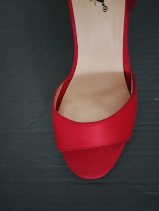 Buty na słupku j.nowe