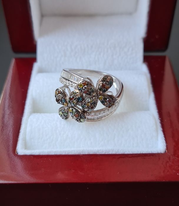 Pierścionek z diamentami, w srebrze rodowanym platyną