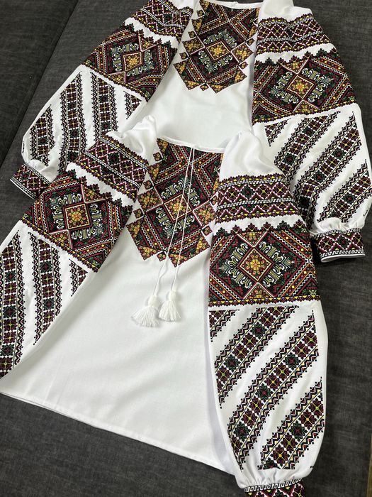 Жіноча вишиванка
