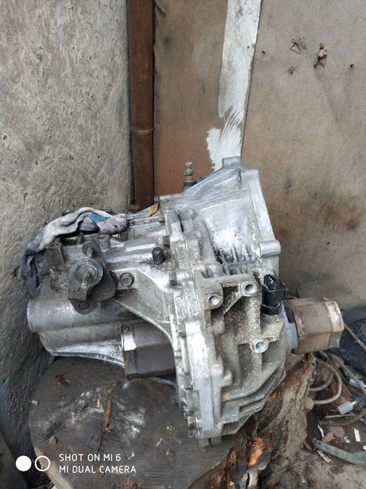 Коробка передач 5 ступенчатая на Хюндай Соната 2000 года.