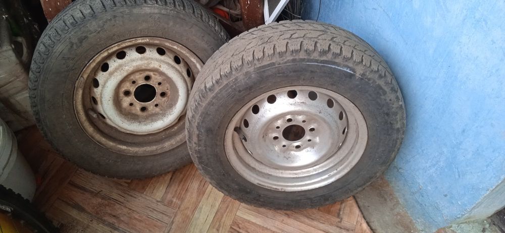 Продам 2 колеса на Жигули.