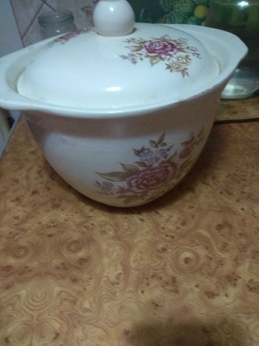 Продам ложки,  вилки  тарелки, хрусталь,  вазы, кастрюли, сервизы итп