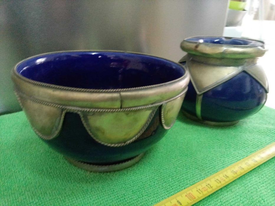 Taças de vidro azul e estanho.