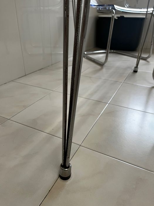 Mesa de vidro e pés em inox