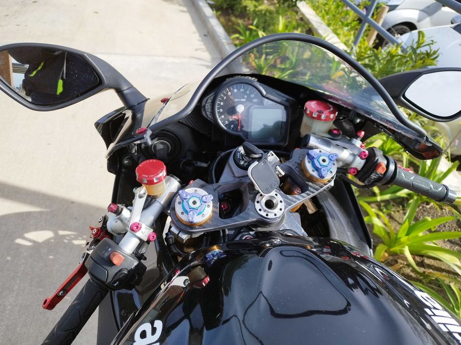aprilia rsv 1000