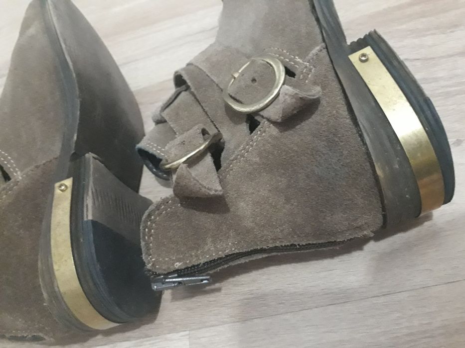Botas castanho envelhecido/douradas pele camurça