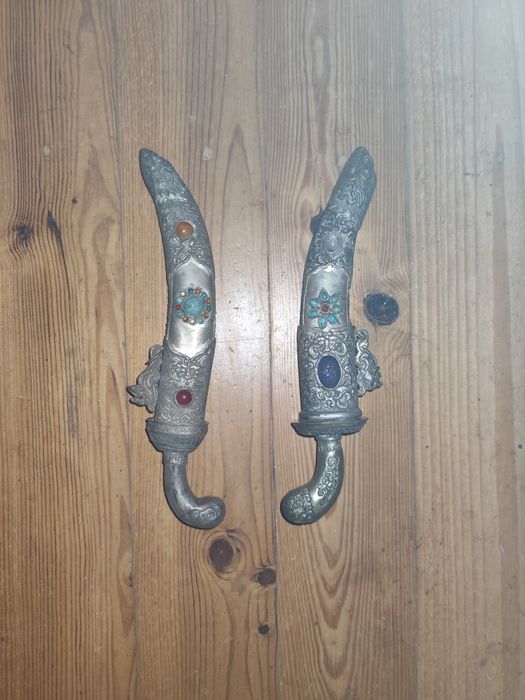 MILITARIA - Antiga Adaga , lamina em aço carbono, cabo e bainha em metal, c/ adornos em pedraria, compr. 35cm