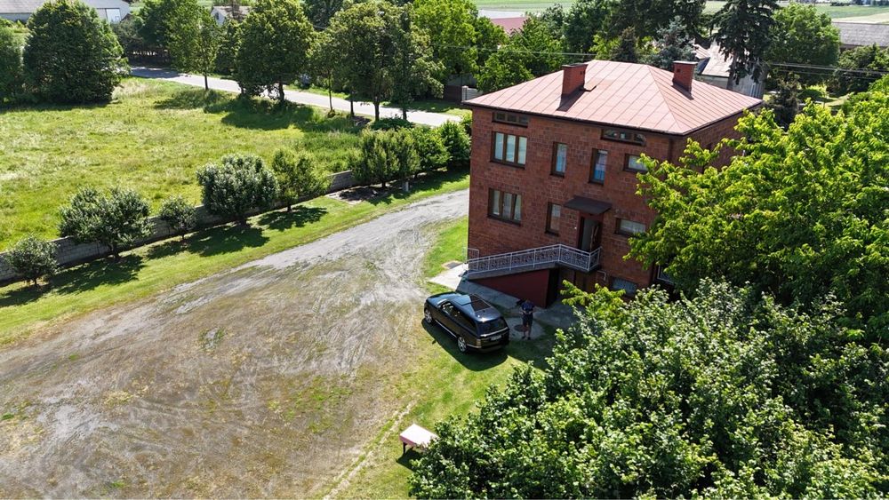 Dom piętrowy z bundynkami gospodarczymi
