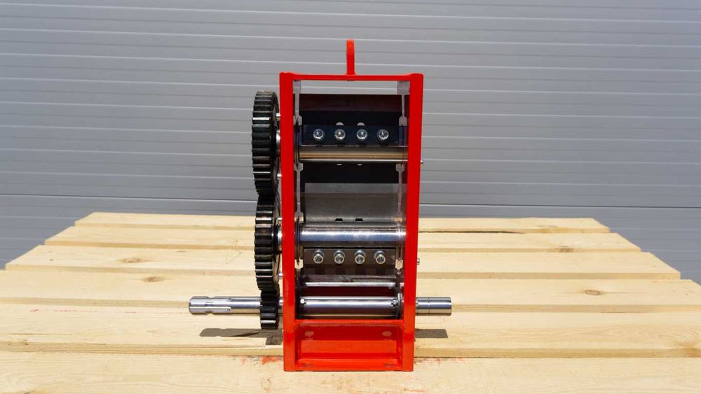 Mechanizm Rębak do gałęzi REMET R-100 == Rozdrabniacz walcowy