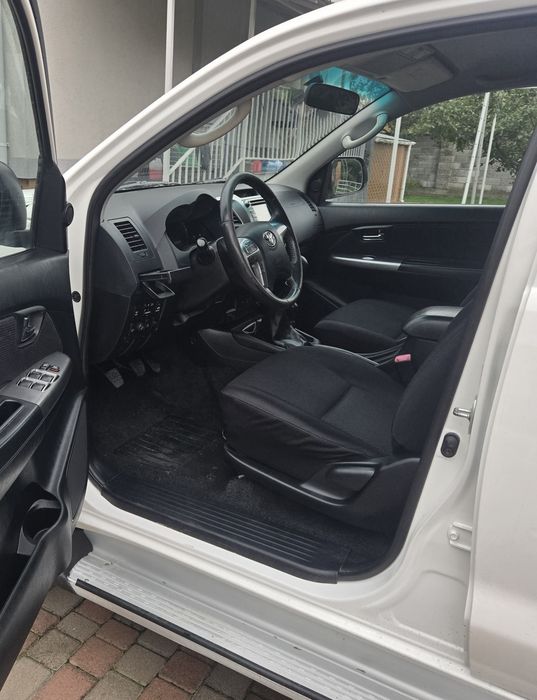 Продам Toyota Hilux 2013