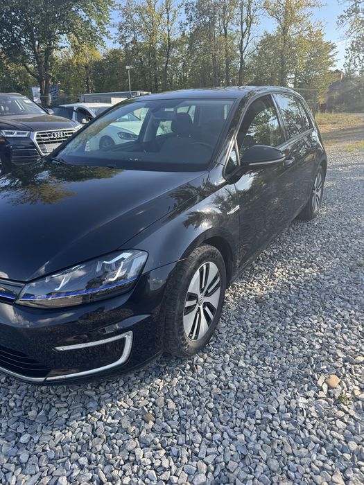Продам хороший автомобіль е-Golf