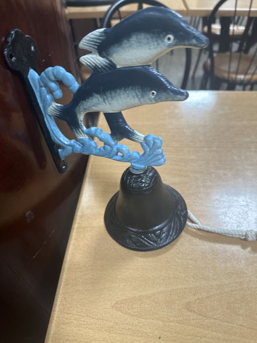Sino em ferro decorado com golfinhos