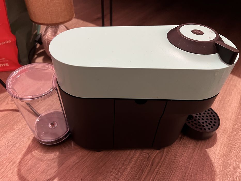 Cafeteira Nespresso Vertuo verde praticamente nova