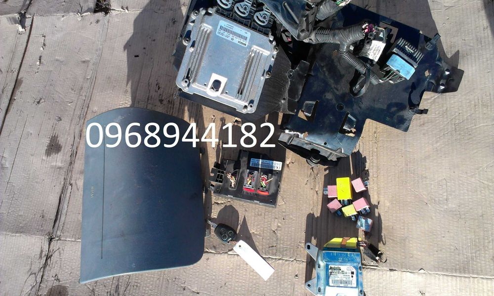 Электронный блок управления двигателем ЭБУ реле Подушка Виваро Трафик