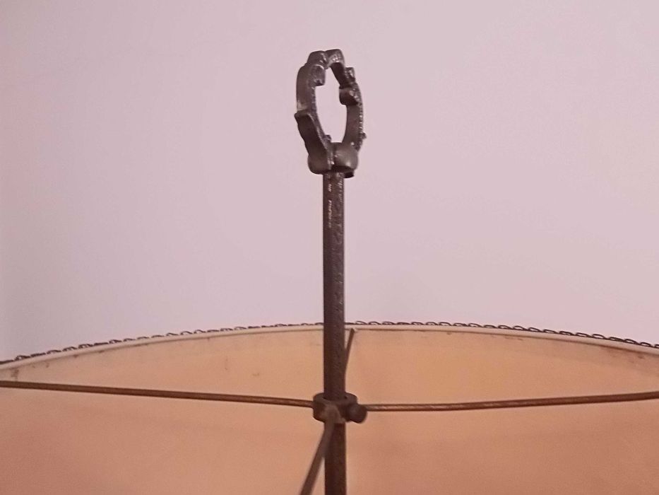 Candeeiro de pé alto