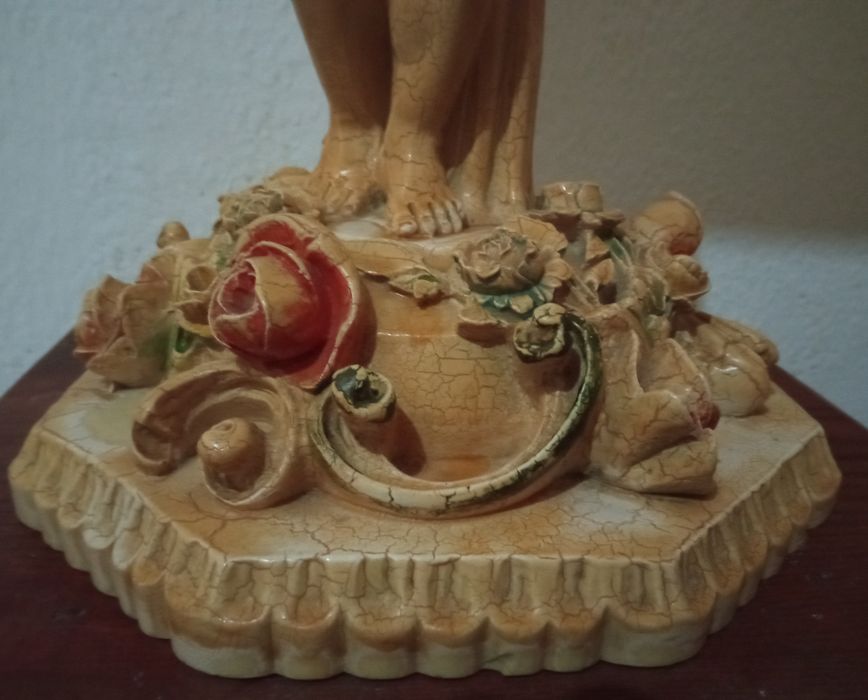 Floreira ou pequena mesa em marfinite