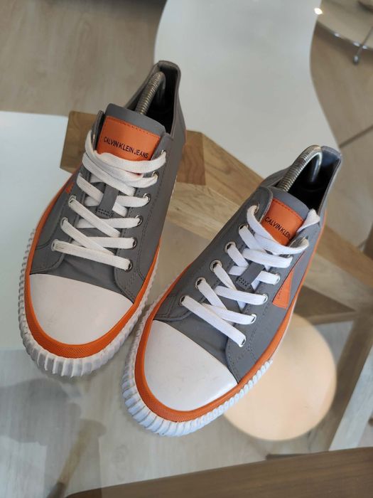 Varias sapatilhas usadas calvin klein, crime london e P448