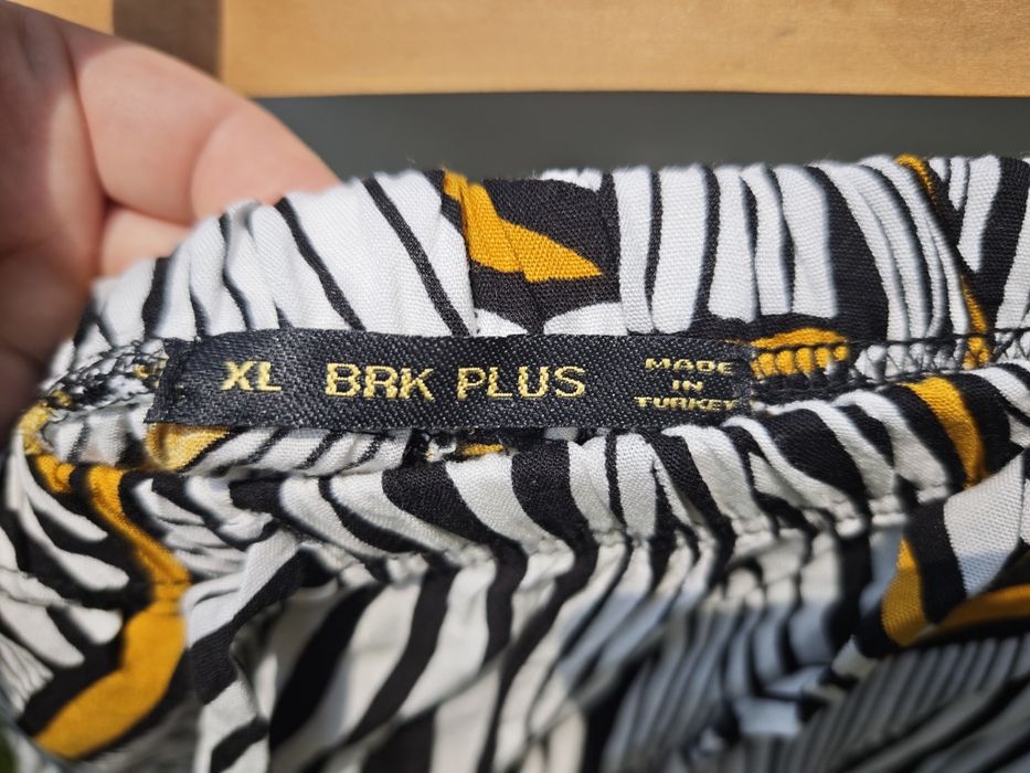 Proste szerokie spodnie r XL
