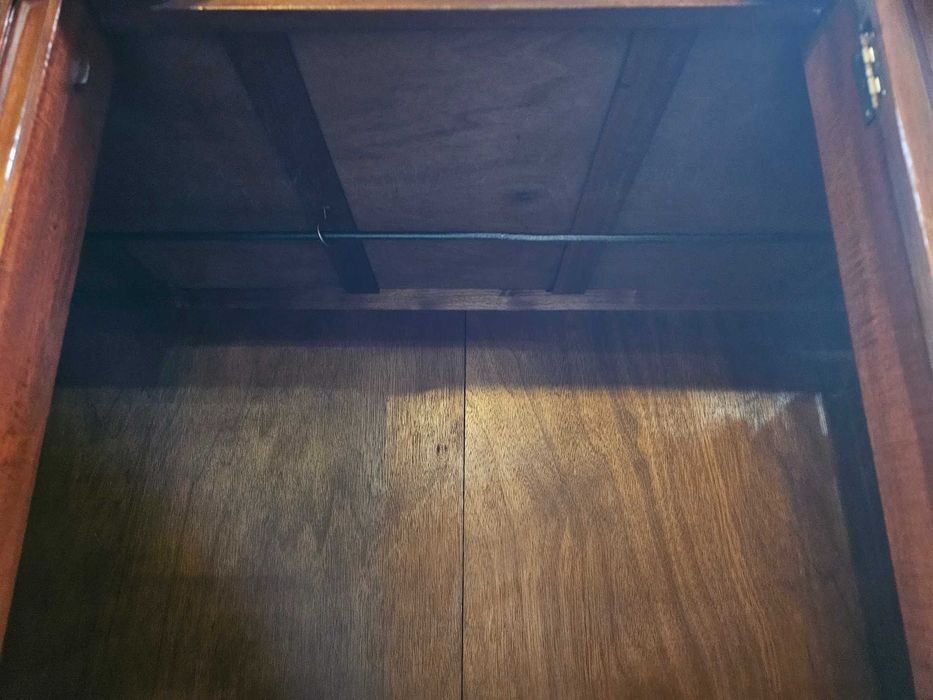 Roupeiro de três portas com chave e espelho - Bom estado geral
