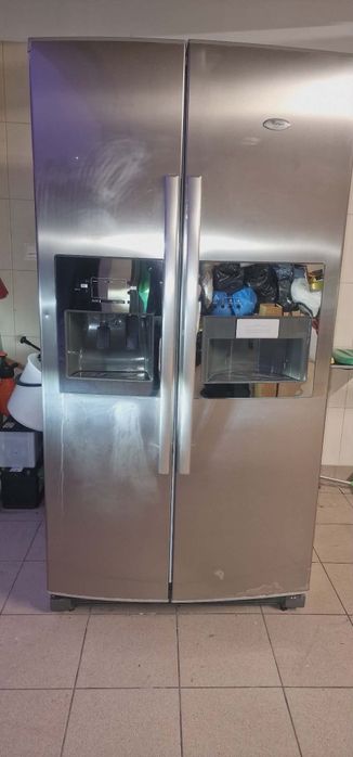 Lodówka Whirlpool z kostkarką i ekspresem do kawy