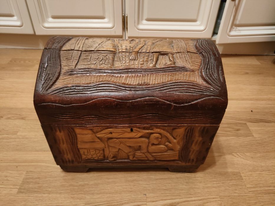 Antyczna drewniana skrzynia ręcznie rzeźbiona