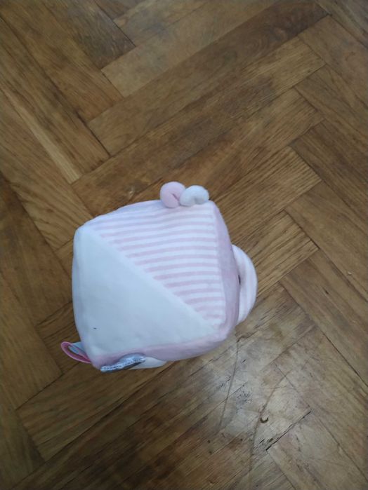 Grzechotka-kostka dla dziewczynki 10 cm x 10 cm