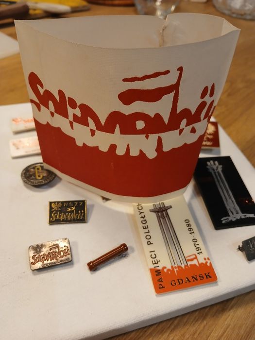 Zestaw Historyczny Znaczki  Przypinki Opaska Solidarność