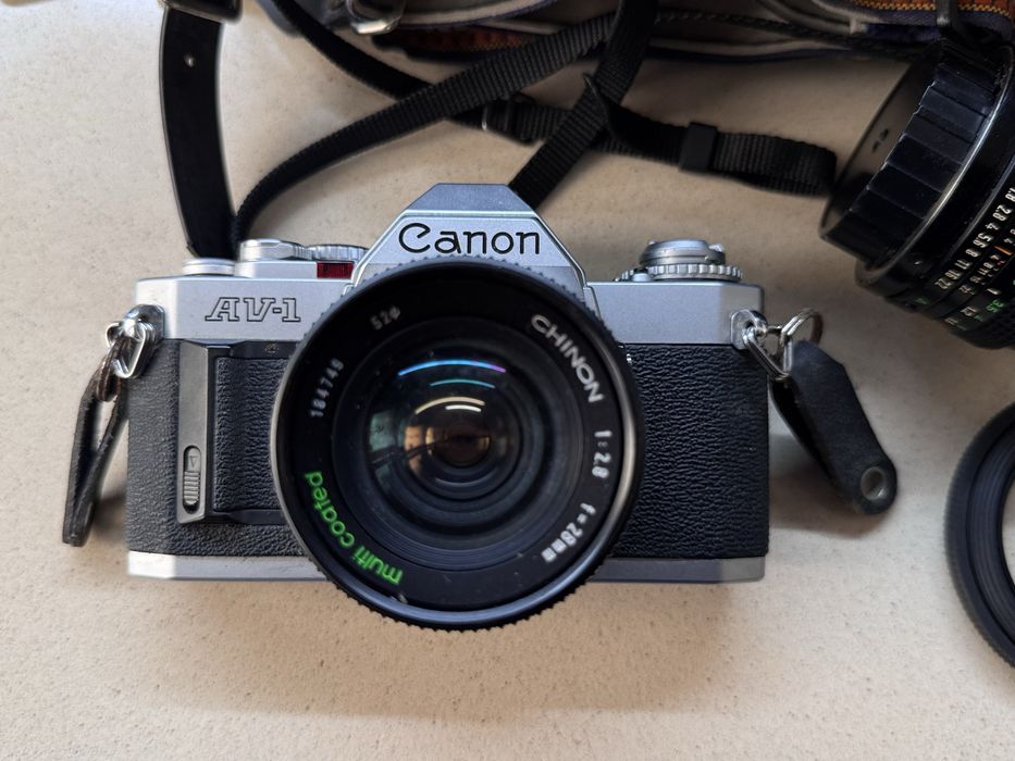 Canon AV-1 em Estado Impecável | 2 Objetivas + Flash | Kit Completo