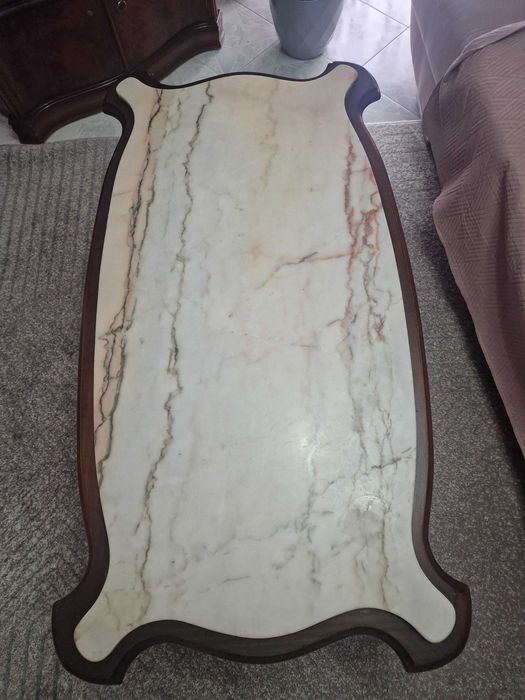 Mesa de madeira com tampo em mármore