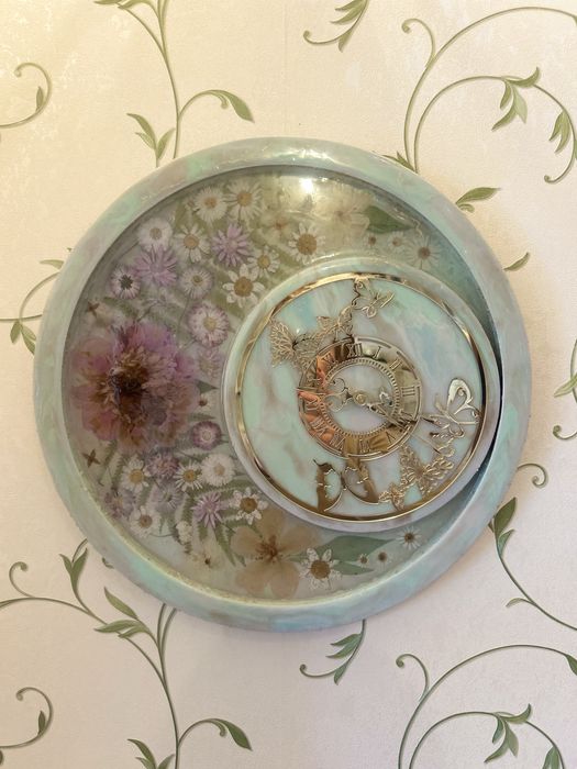 Настеные часы из смолы с сухоцветами