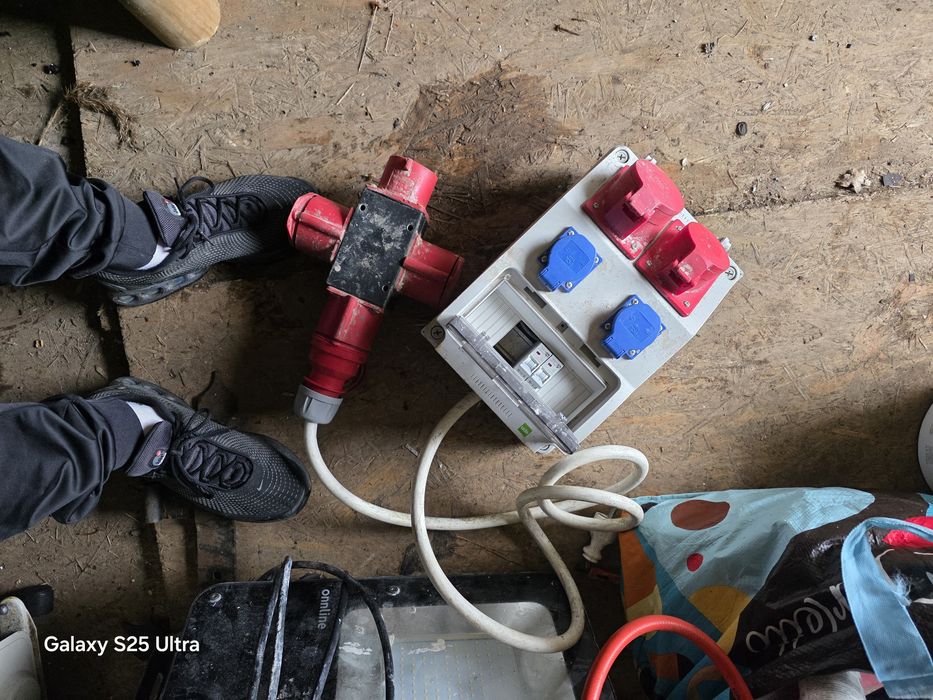 Skrzynkę elektryczna z przewodem